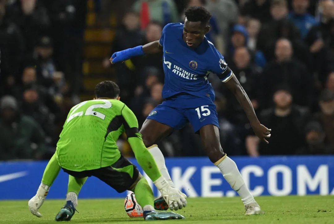 包含贝尔法斯特枪手客场不敌蓝军，保级局势严峻的词条