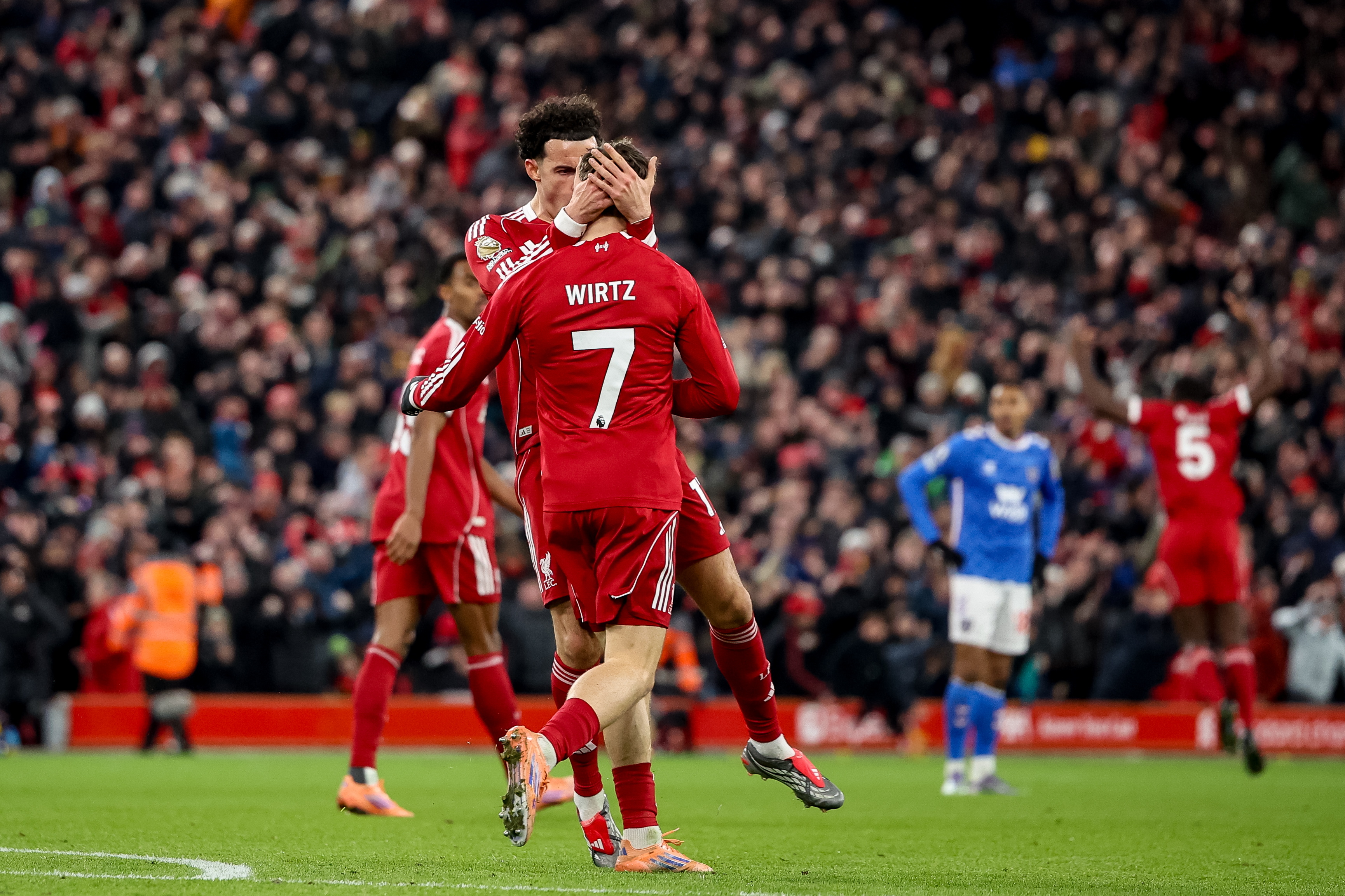 包含利物浦主力门将回归赛场，球迷期待联赛逆袭的词条